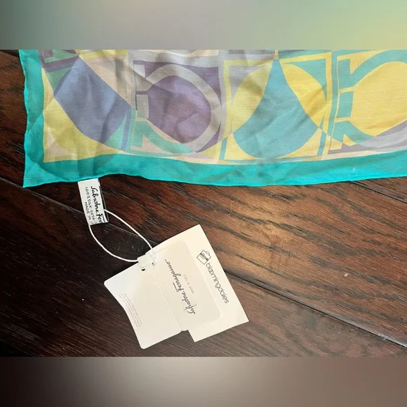 Ferragamo silk scarf - Picture 3 of 3